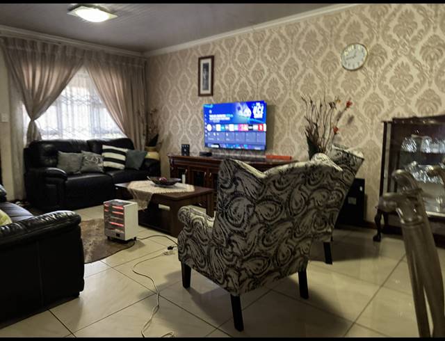 3 BEDROOM FREEHOLD FOR SALE IN MPOPHOMENI